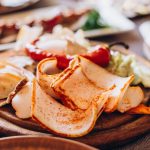 Sådan salter du svinefedt på ukrainsk vis i en krukke: